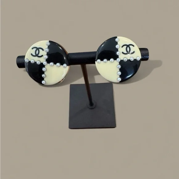 CHANEL Back and White Vintage Earrings - Picture 3 of 4